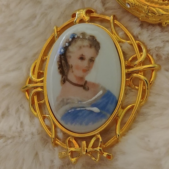 Limoges Limited Edition Little Pleasures Pill Box and Brooch - Picture 12 of 12